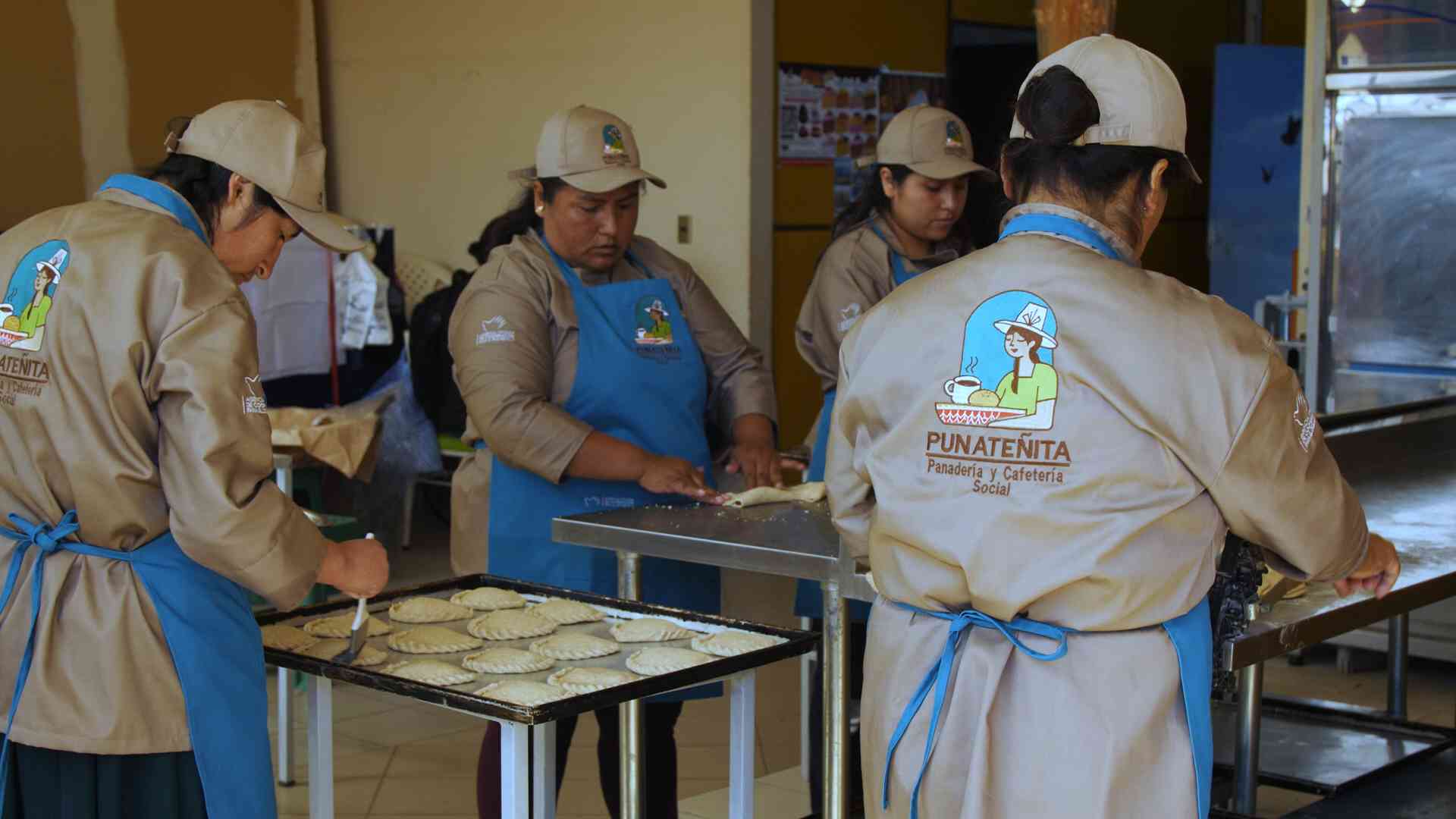 Persone che lavorano nella panetteria "Punateñita"